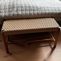 H�ws Nooka b�nk med lys s�de - 90x 45 x 35 cm.